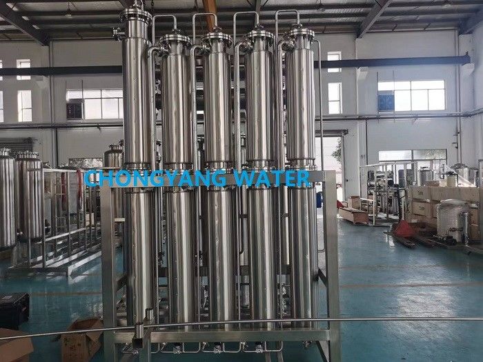 Distillation par compression de vapeur à effets multiples et systèmes à membrane pour produire WFI